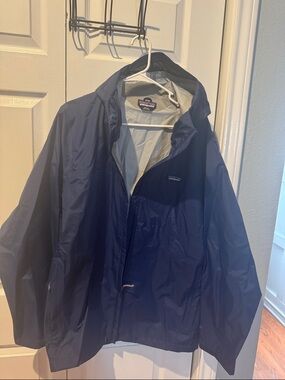 Patagonia Women's lightweight rain Jacket - Gray Interior with Navy shell